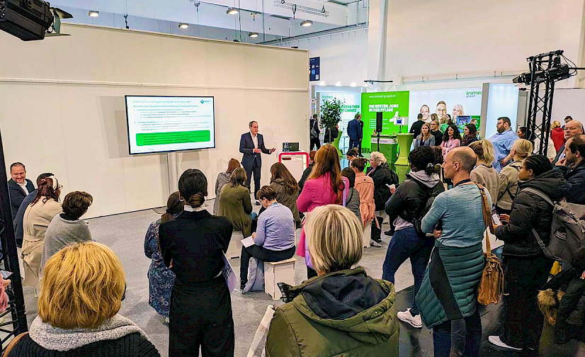 BaWiG - Prof. Dr. Schottler beim Vortrag über kompetenzorientierter Fort- und Weiterbildung im Gesundheits- und Sozialwesen mit Blendend Learning und innovativen digitalen Lösungen