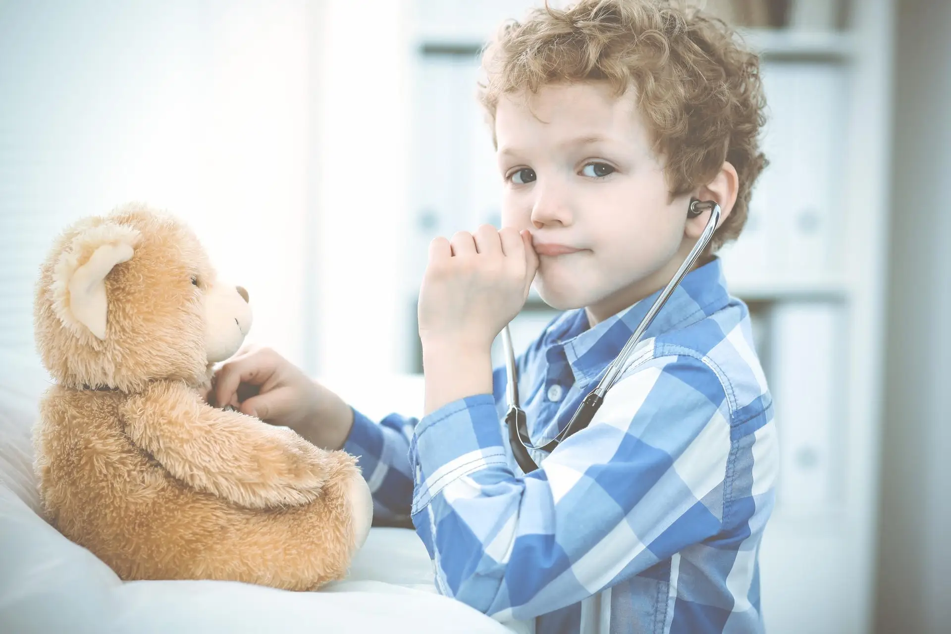 Junge mit Teddy